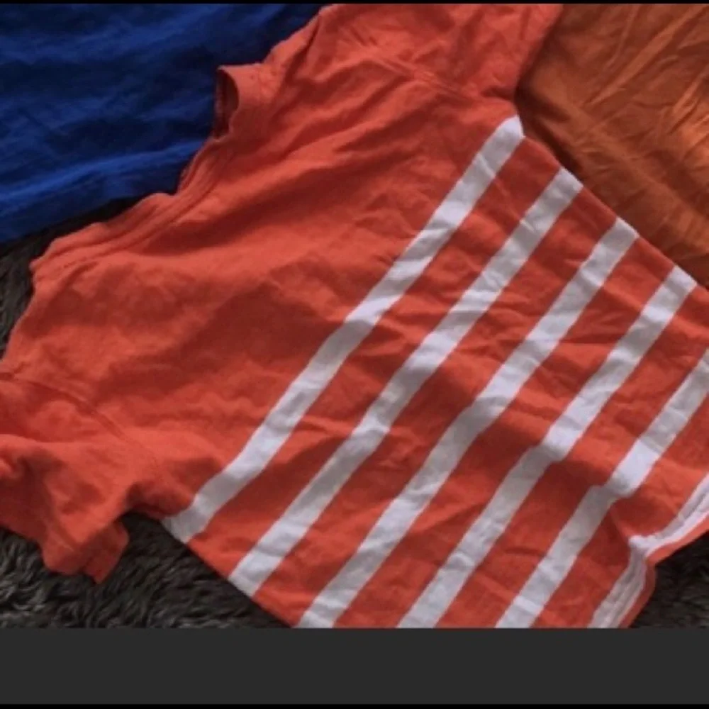 Gap kids boy’s orange white striped Tshirt size XSmall (4/5)